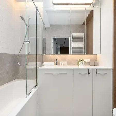 Elegant With Parking & Ac By Renters Апартаменты *