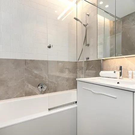 Elegant With Parking & Ac By Renters