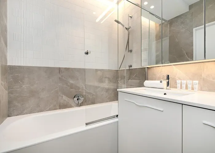 Elegant With Parking & Ac By Renters