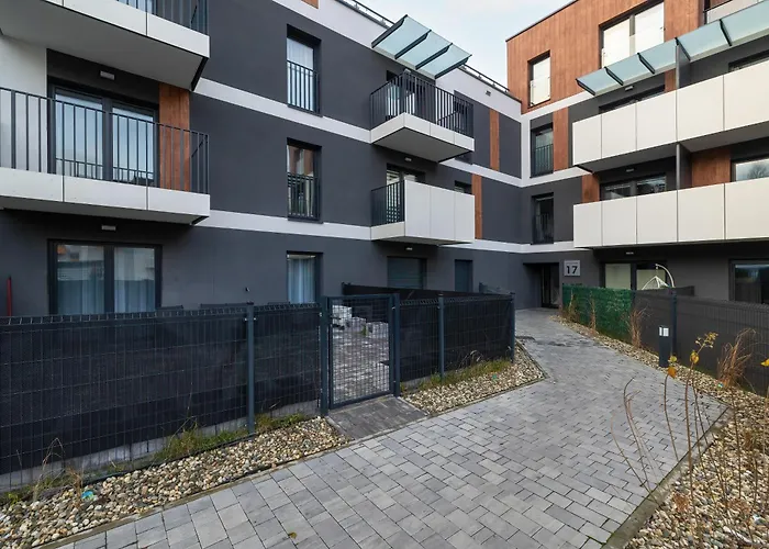 Elegant With Parking & Ac By Renters Katovice